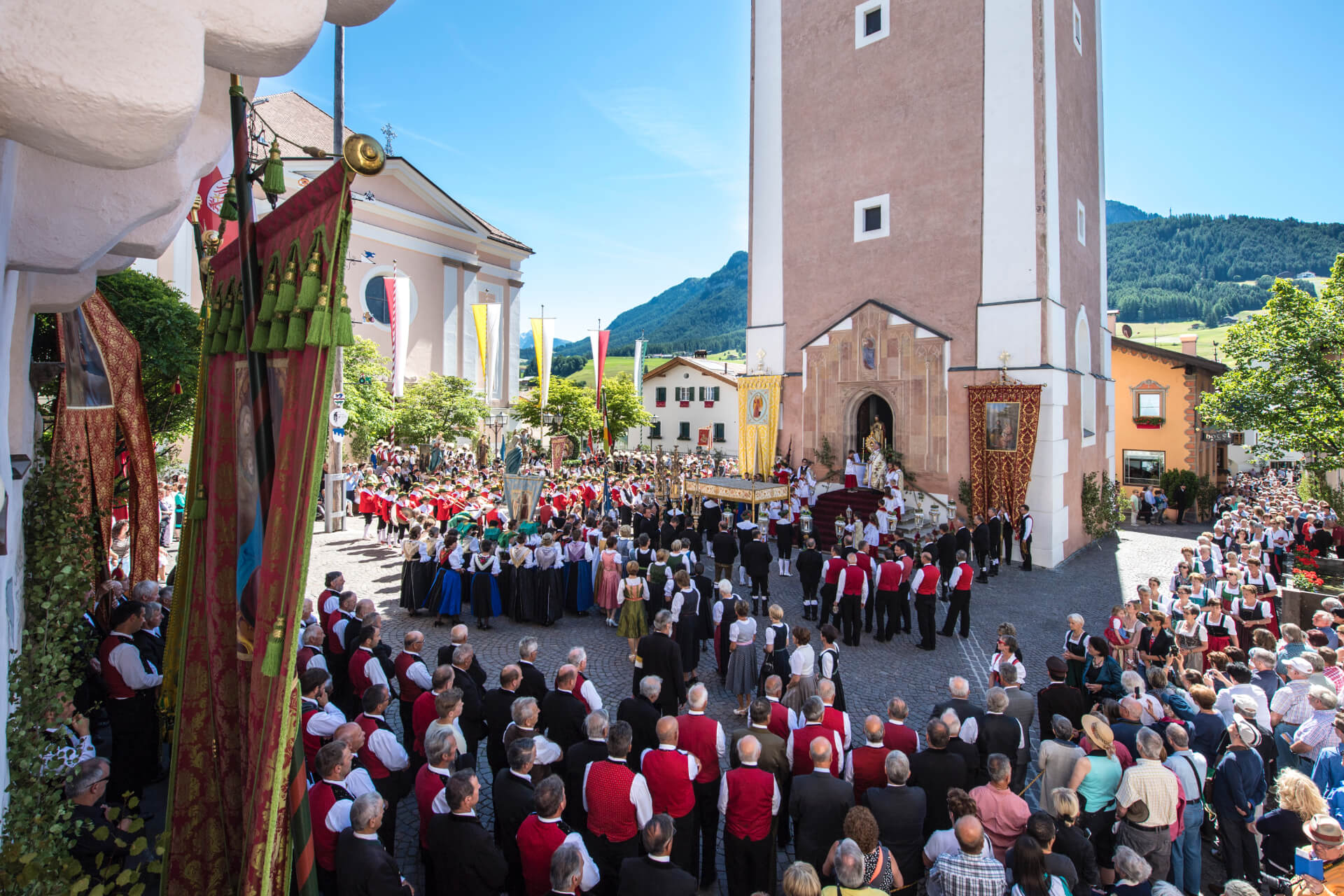 Dorfplatz von Kastelruth - Christliche Prozession